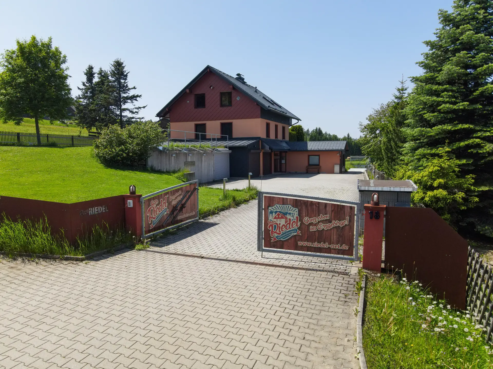 Einfahrtstor und Ferienhaus in Tellerhäuser