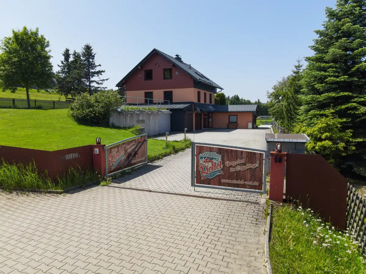 Einfahrt und Ferienhaus Trondheim in Tellerhäuser