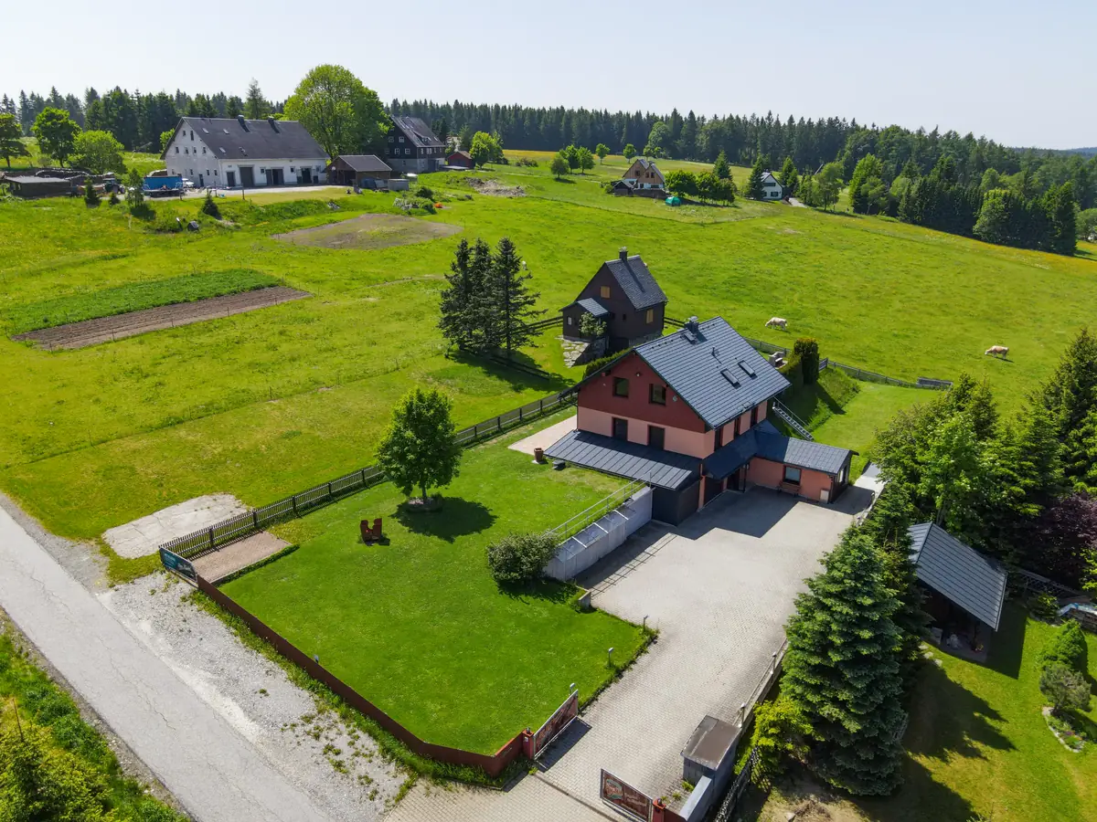 Ferienhaus und Wiesen in Tellerhäuser aus der Luft