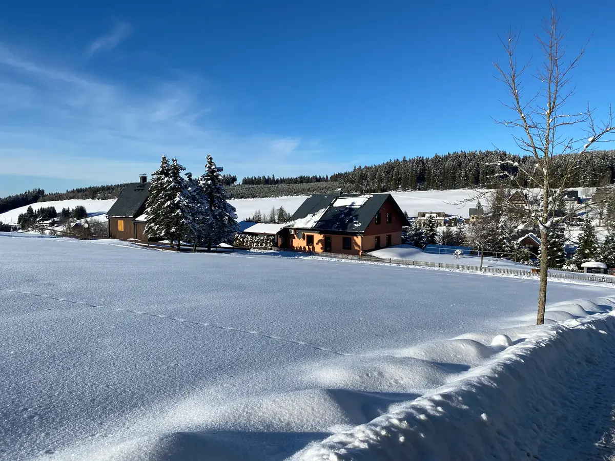 Ferienhaus in einer verschneiten Landschaft