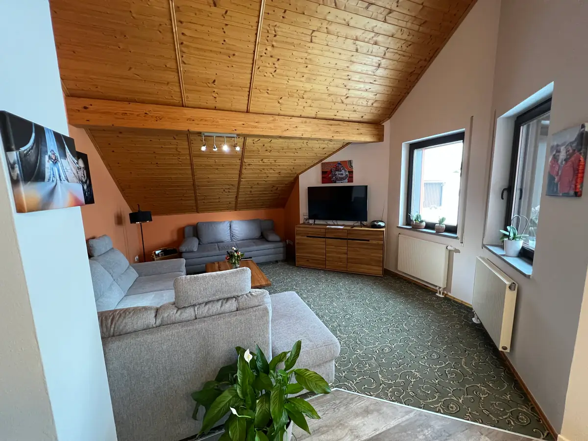 Wohnzimmer der Ferienwohnung Trondheim mit mehreren Sitzplätzen