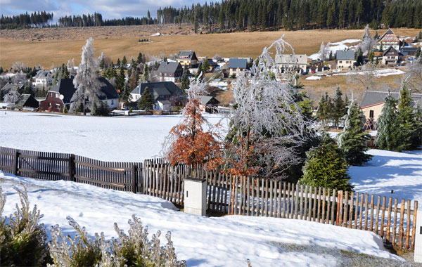 Blick vom Garten auf Tellerhäuser im Winter